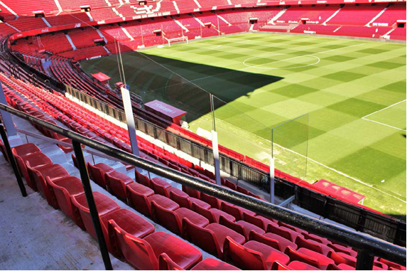 MAMPARAS VIDRIO SEPARACION GRADAS ESTADIO RAMÓN SÁNCHEZ PIZJUÁN SEVILLA F.C.